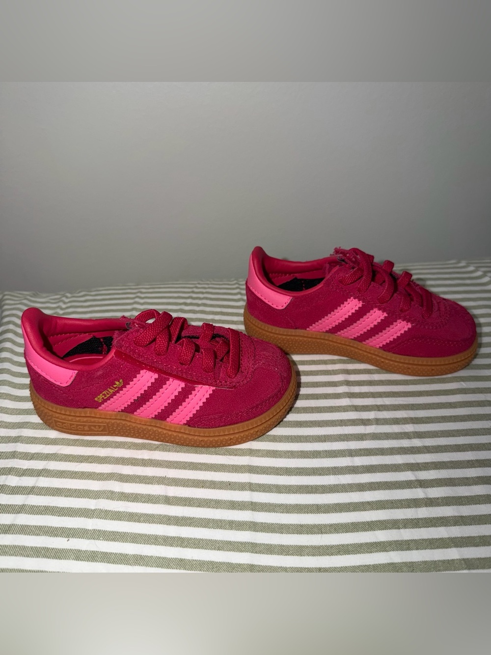 Adidas Toddler Girl Originals Handball Spezial Ruby Red/Lucid Pink Shoes Size 5 - Picture 4 of 8